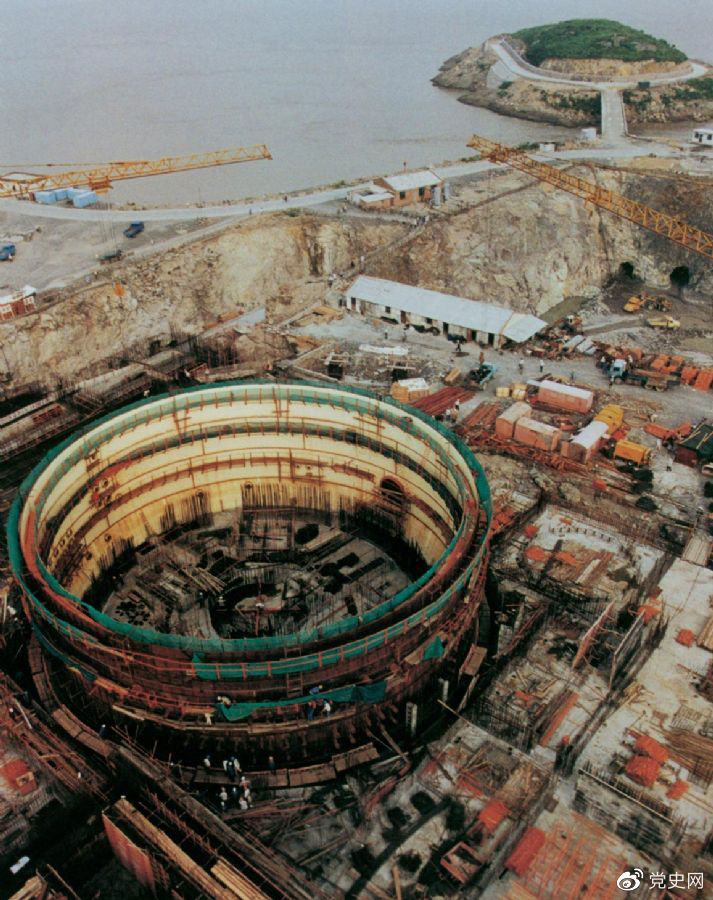 1991年12月15日，中国第一座自行设计、自行建造的核电站——秦山核电站并网发电。图为建设中的秦山核电站。