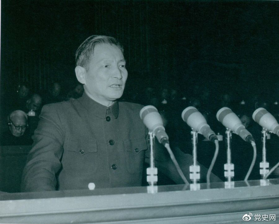 1956年12月，陈云在中华工商业联合会第二届会员代表大会上作报告。