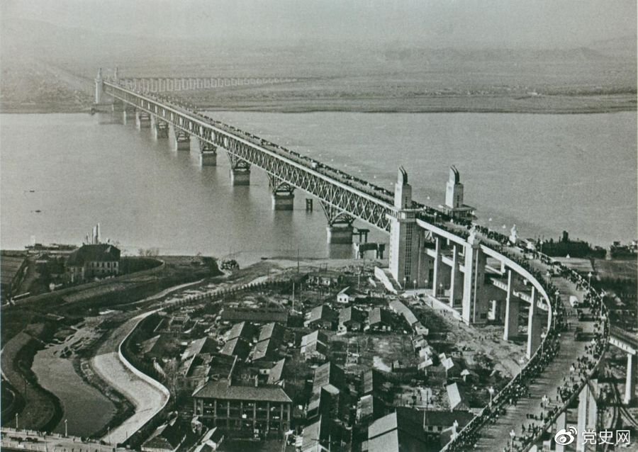 1968年12月29日， 南京长江大桥全面建成通车。这是当时中国自行设计建造的最大的铁路、公路两用桥。